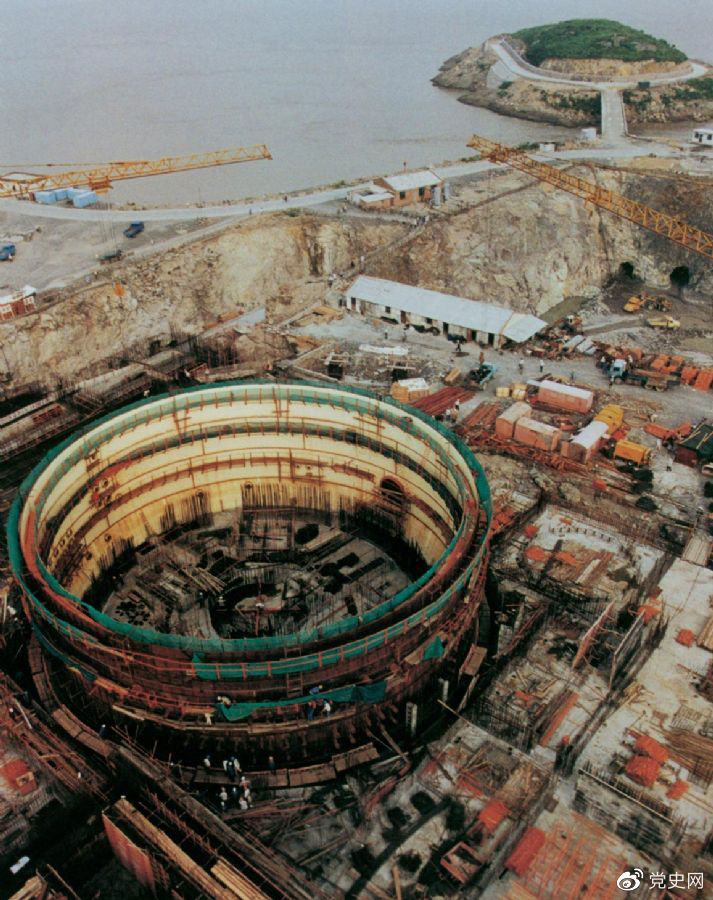 1991年12月15日，中国第一座自行设计、自行建造的核电站——秦山核电站并网发电。图为建设中的秦山核电站。