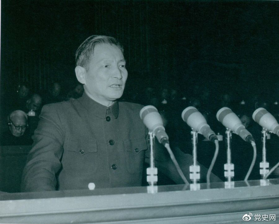 1956年12月，陈云在中华工商业联合会第二届会员代表大会上作报告。