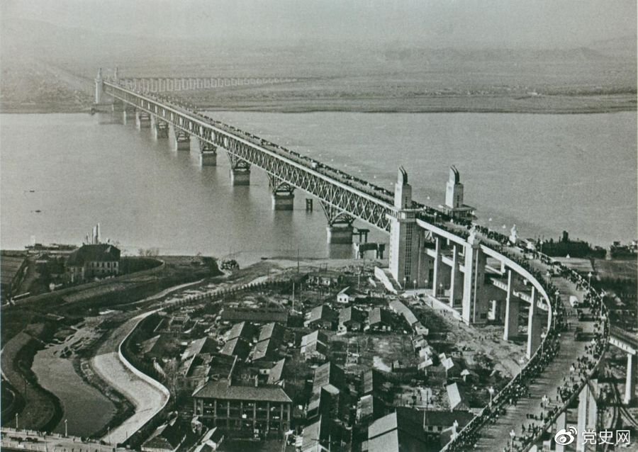 1968年12月29日， 南京长江大桥全面建成通车。这是当时中国自行设计建造的最大的铁路、公路两用桥。